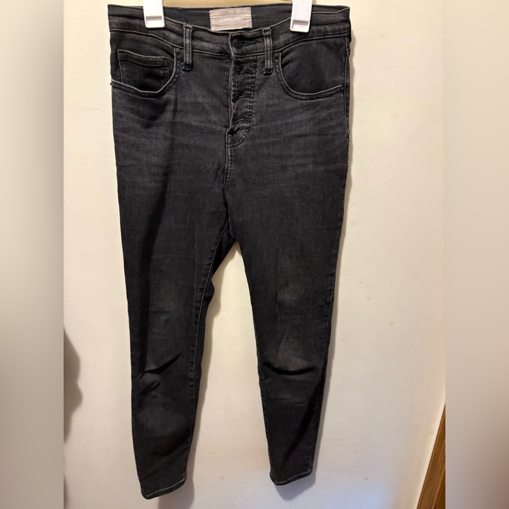 Everlane High Rise Skinny Black Wash 28 Regular, Flaw Noted On Back Of Leg